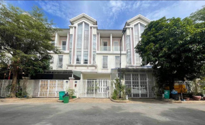 Link house for rent at Borey Chip Mong Sensok Villa in Phnom Penh Capital